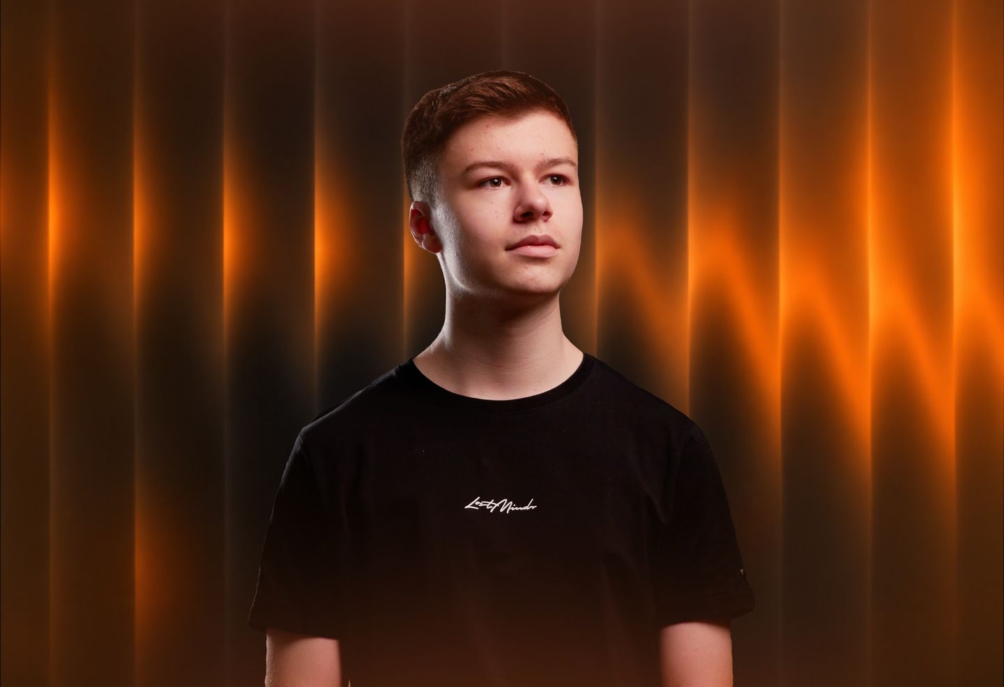 Profilbild von KEMRYX im Beatport-Format: dasselbe Porträt, breiter, mit mehr orangefarbenem Hintergrund