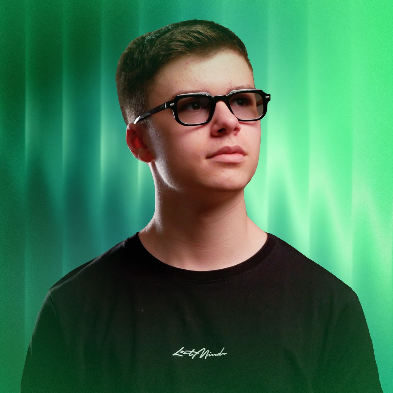 Profilbild von L4TE: Tobi mit Brille im schwarzen T-Shirt vor leuchtenden grünen Lichtstreifen